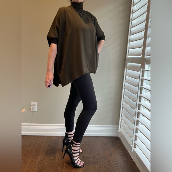 Aritzia Hamish Dolmon Olive Green
Babaton Top EUC - Picture 9 of 10